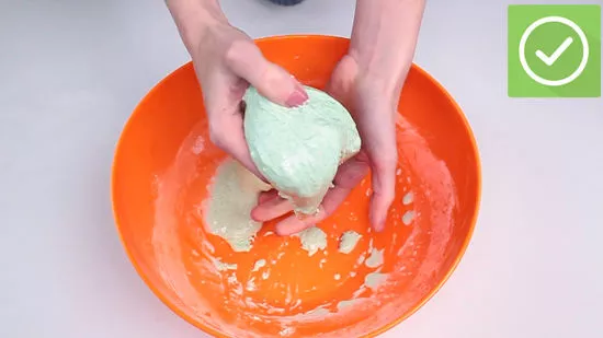 Cách làm slime bằng dầu gội và tinh bột ngô