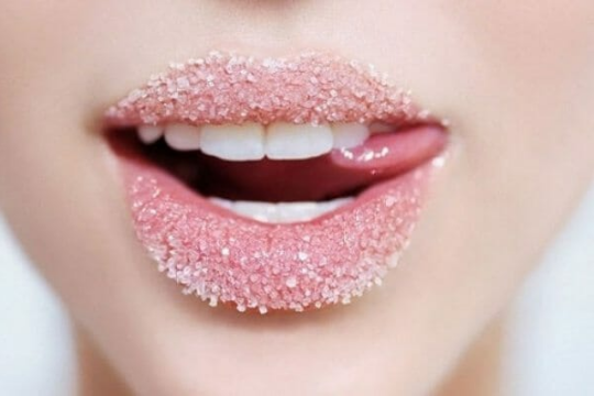 Review top 5 sản phẩm tẩy tế bào chết môi hiệu quả cho đôi môi căng mọng